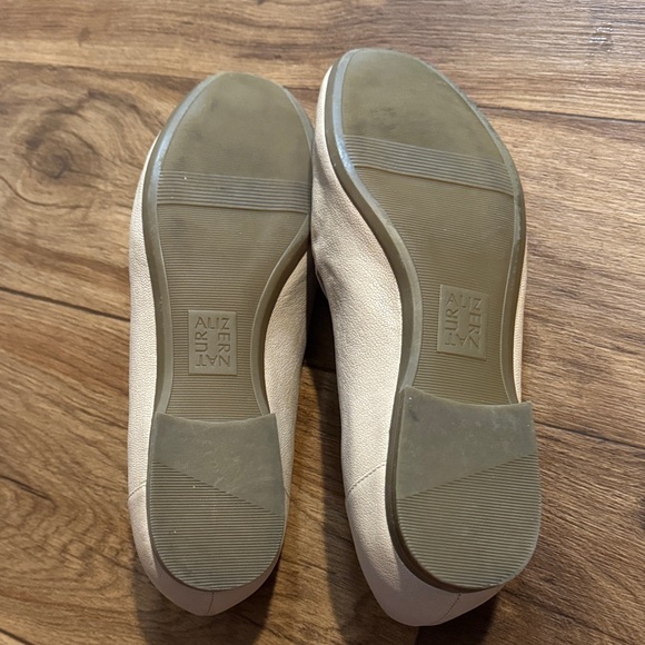 Naturalizer Women's Beige Flats - Picture 3 of 3